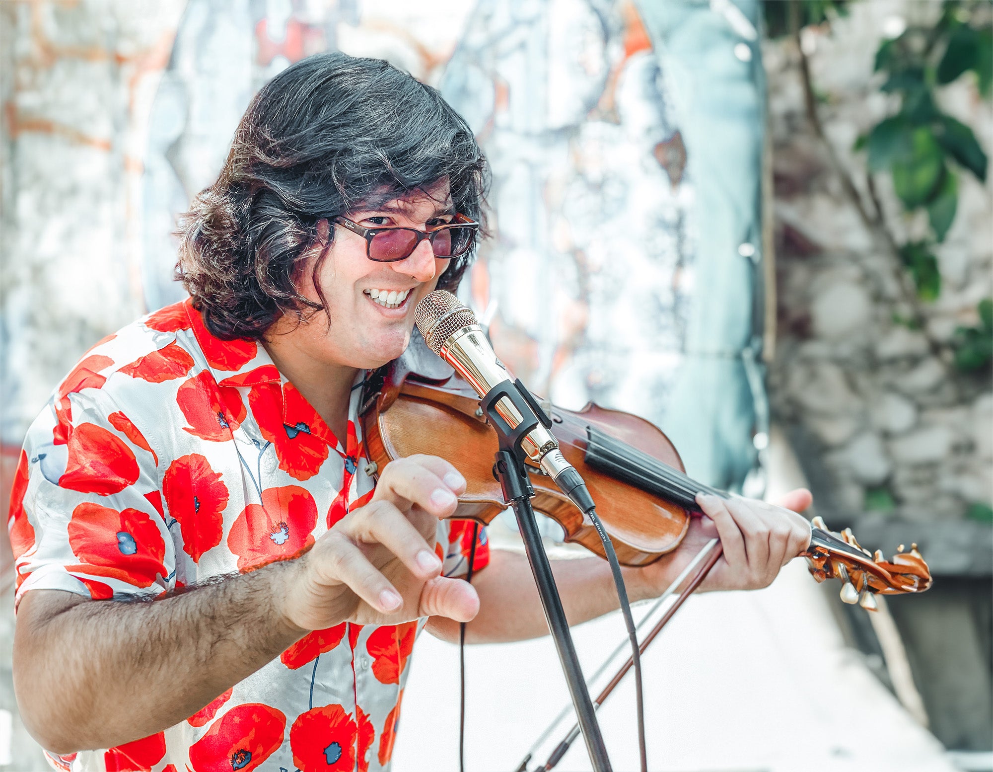 Izzy Candid | Story time at the microphone while holding his violin